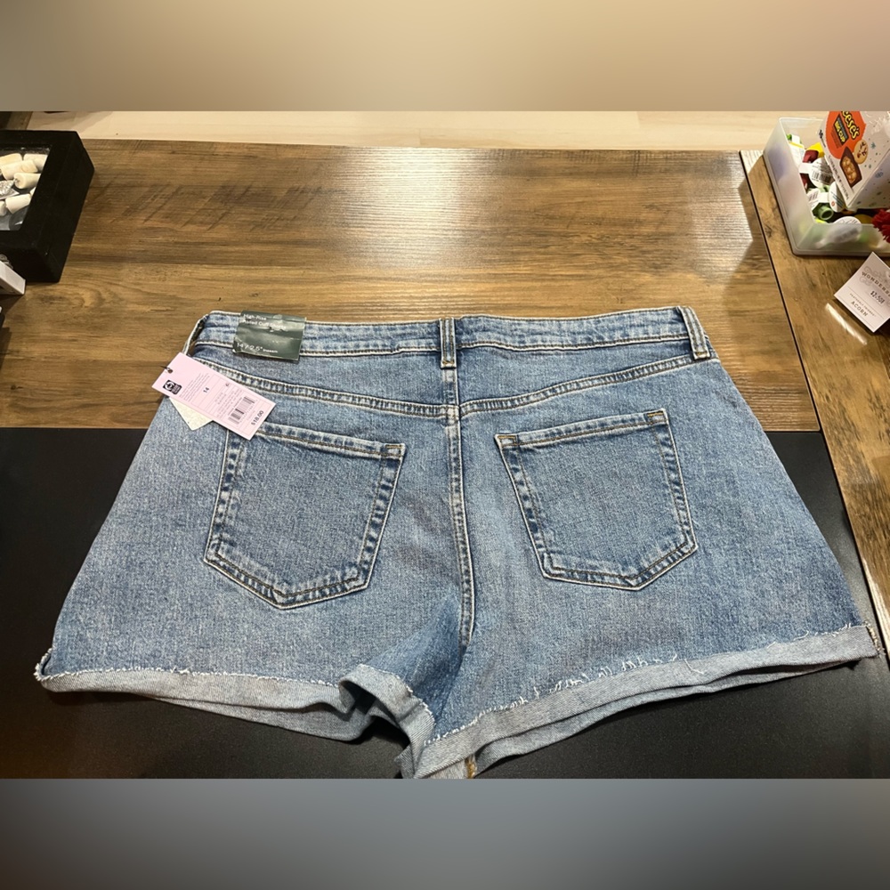 Wild fable high rise rolled cuff Denim Blue Women's Shorts size 14 2.5” inseam - Picture 2 of 3